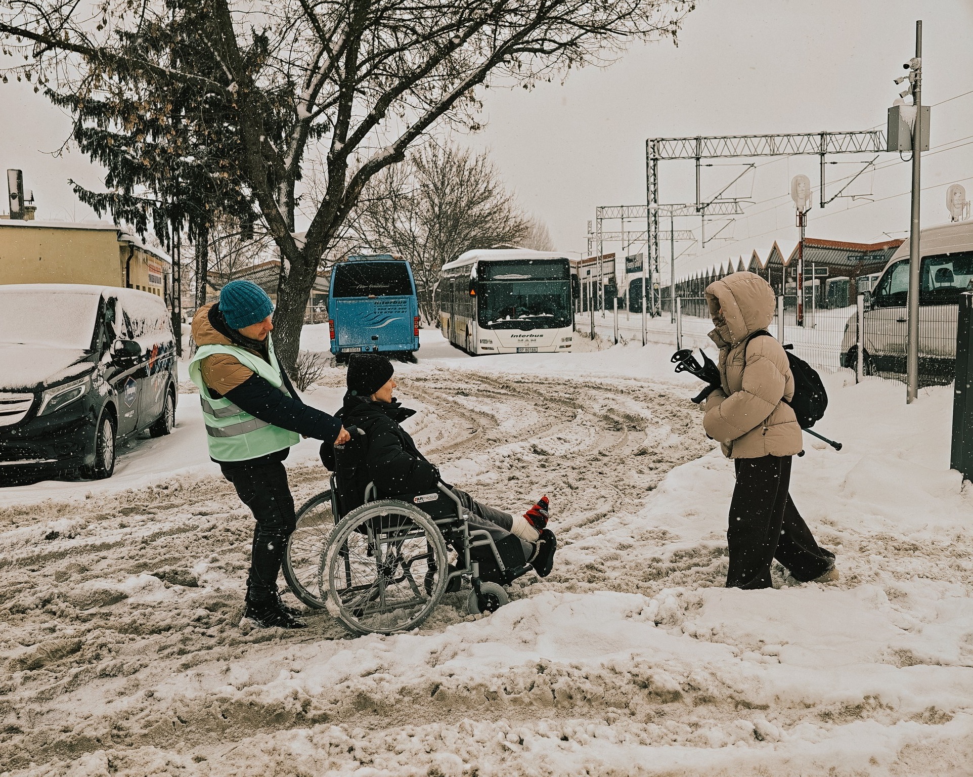 Nasi pracownicy pomagają w przeprawie przez zaśnieżony dworzec.