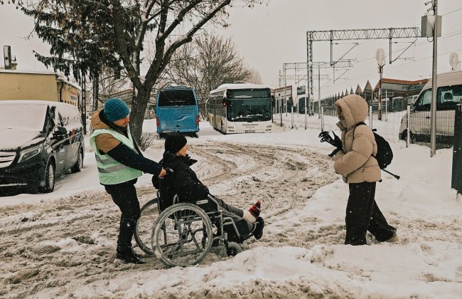 Nasi pracownicy pomagają w przeprawie przez zaśnieżony dworzec.