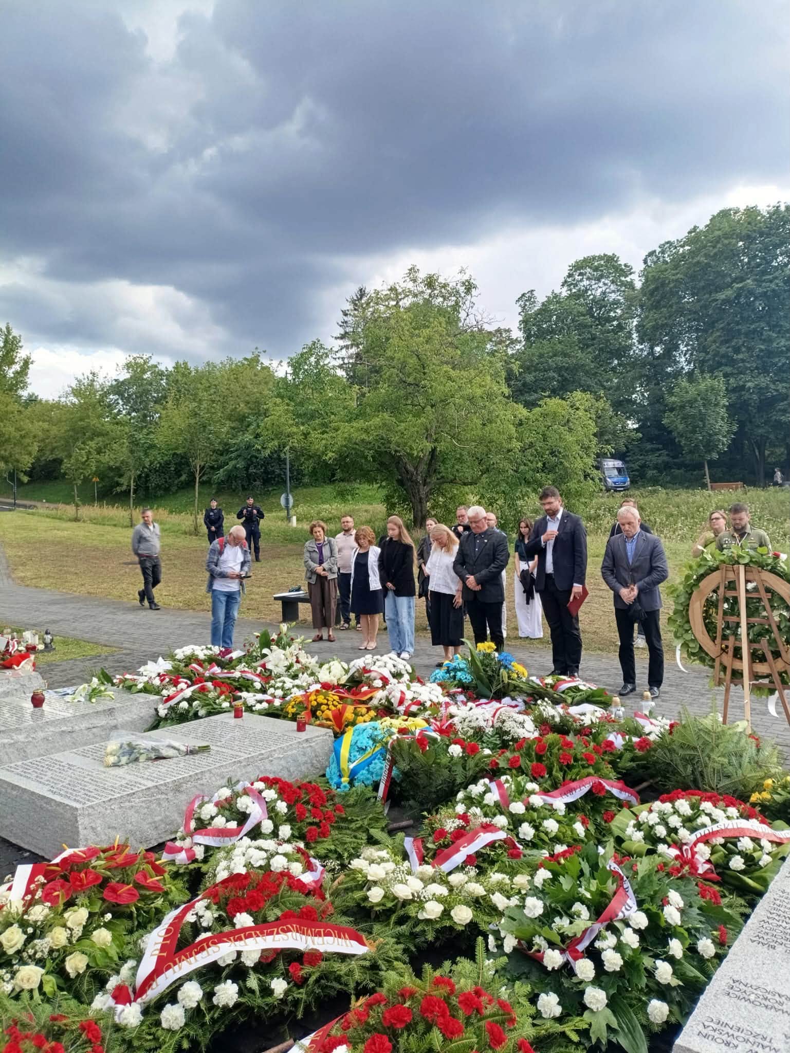 Об'єднання українців в Польщі разом з позаурядовими організації в Сквері Волинськім у Варшаві поклали квіти та помолились біля пам’ятника жертвам злочинів.