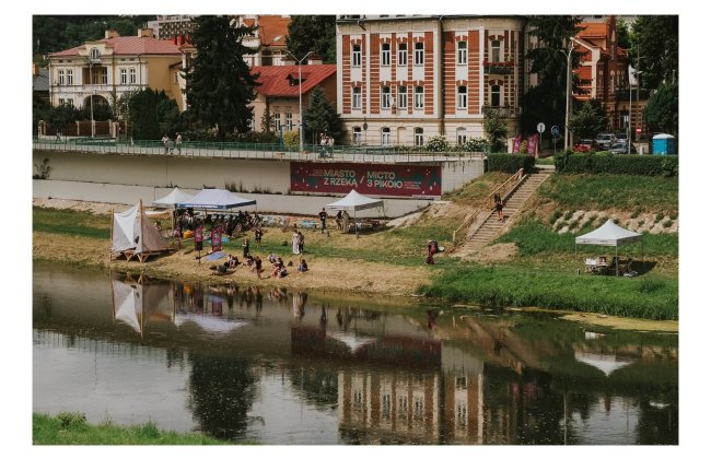 Фестиваль «Місто з рікою», котрий відбувся в Перемишлі, 4 дні літератури, діалогів і зустрічей - зібрані в аудіозаписі від „Las książek” («Ліс книжок»).