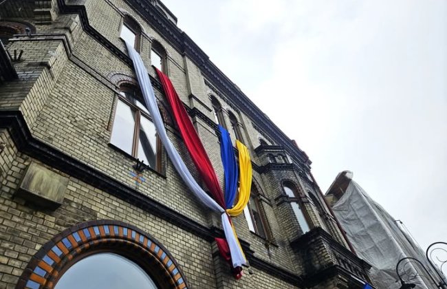 Szarfy w barwach narodowych Polski i Ukrainy